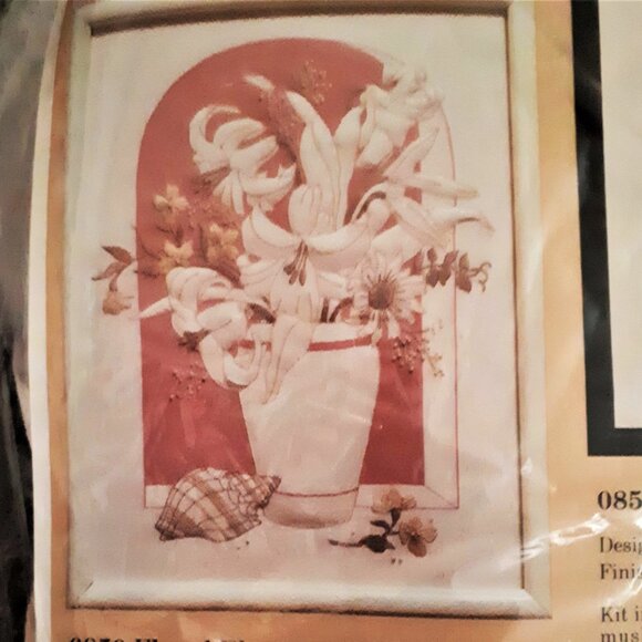 Creative Circle Floral Elegance with Shell #0850 Vintage - Picture 1 of 3